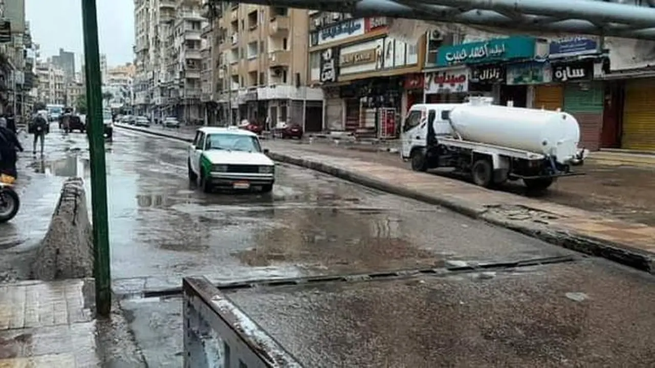 توقعات بطقس متقلب وأمطار رعدية مع انخفاض مستوى الرؤية خلال الساعات المقبلة